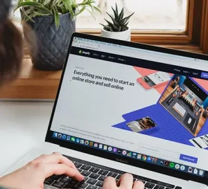 Shopify app developer building custom Shopify application for eCommerce store integration